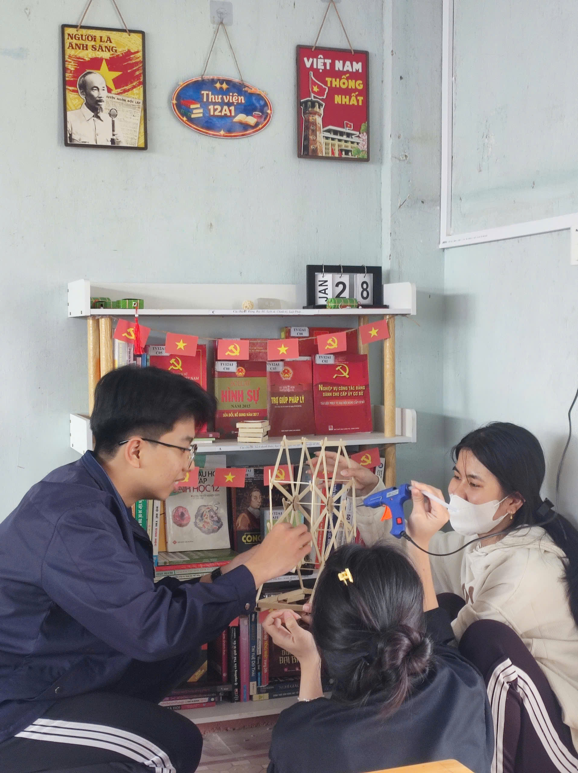 Trang trí tủ sách