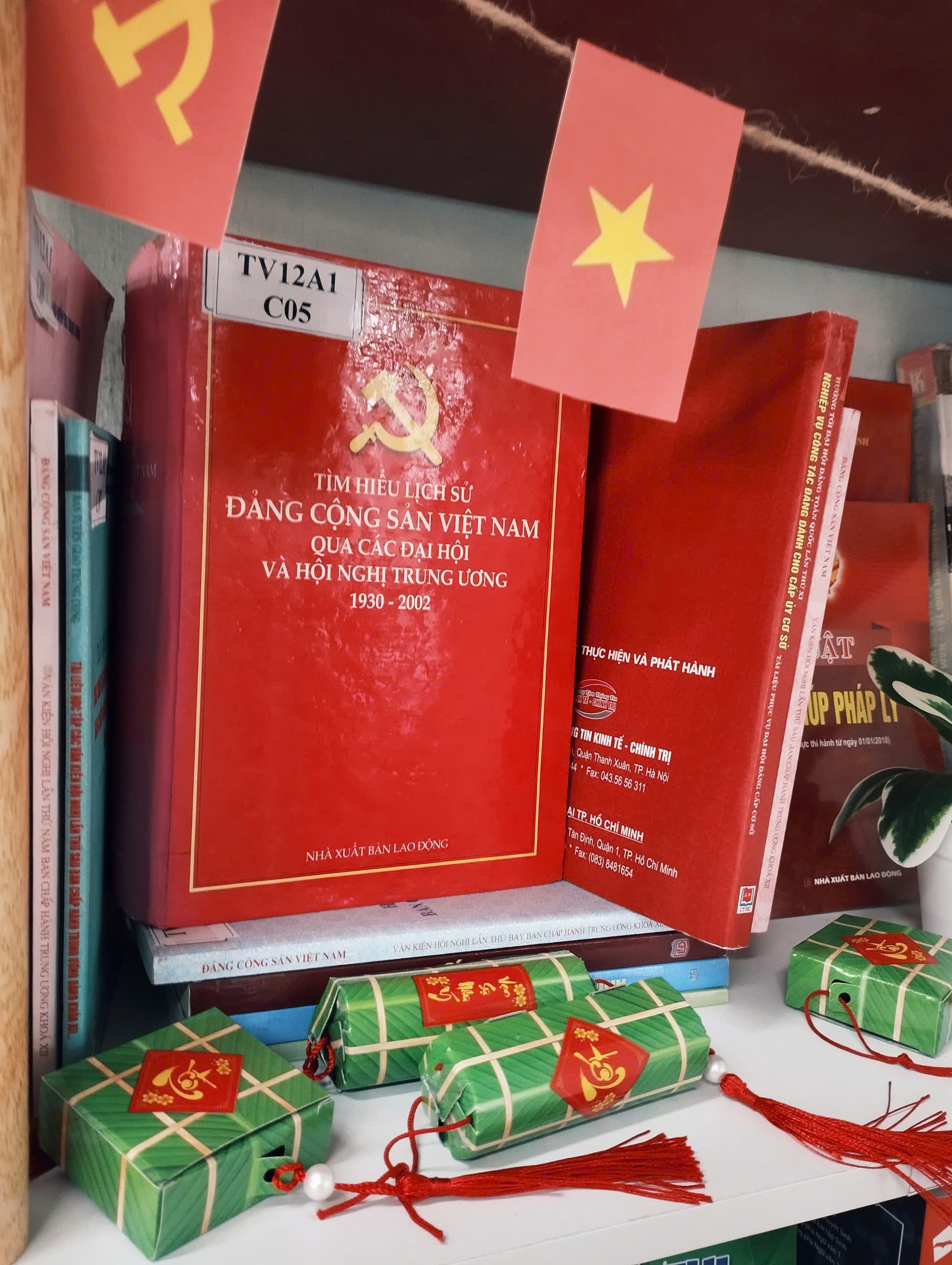 Trang trí tủ sách